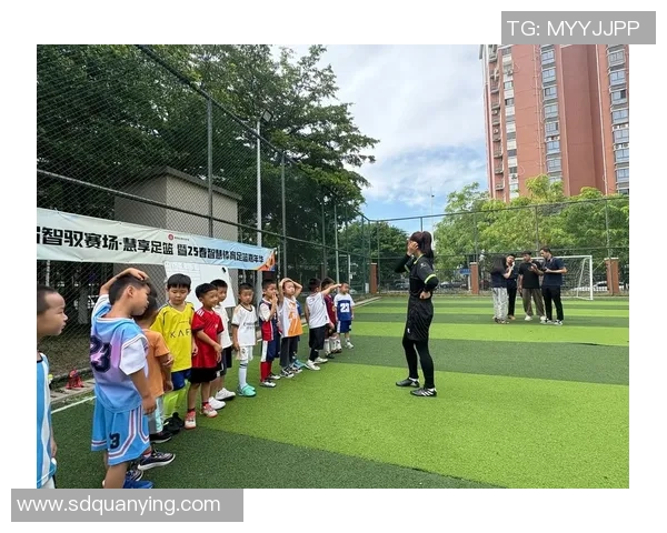 你不是足球但可以在生活中踢出精彩的每一步 你不是足球但可以在生活中踢出精彩的每一步