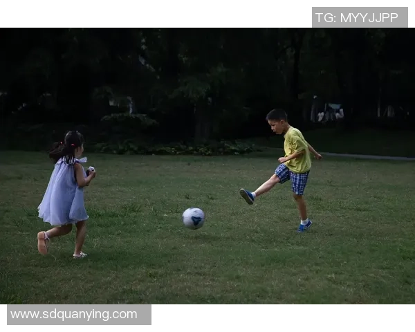 小男孩在阳光下快乐踢足球的卡通场景展现童趣与活力
